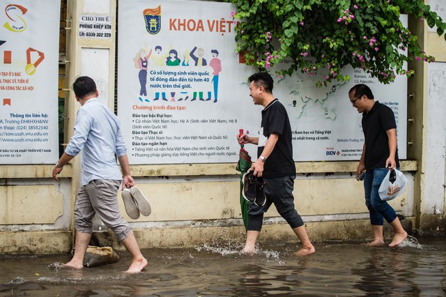 Chùm ảnh: Mưa lớn khiến nhiều tuyến phố của Hà Nội ngập sâu trong nước - Ảnh 9